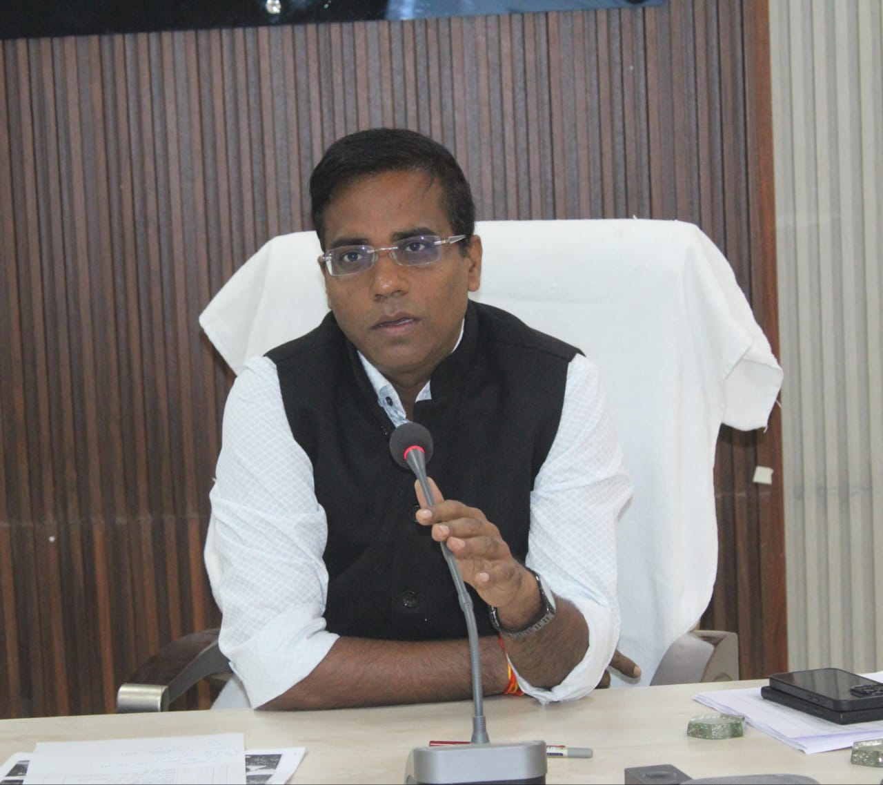 वाहन चलाते समय यातायात नियमों का पालन करने कलेक्टर डॉ संजय कन्नौजे की नागरिकों से अपील..